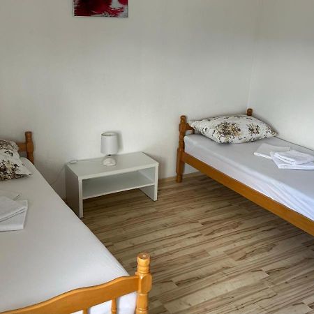 Апартаменти Apartman Malekin Prozor Екстер'єр фото